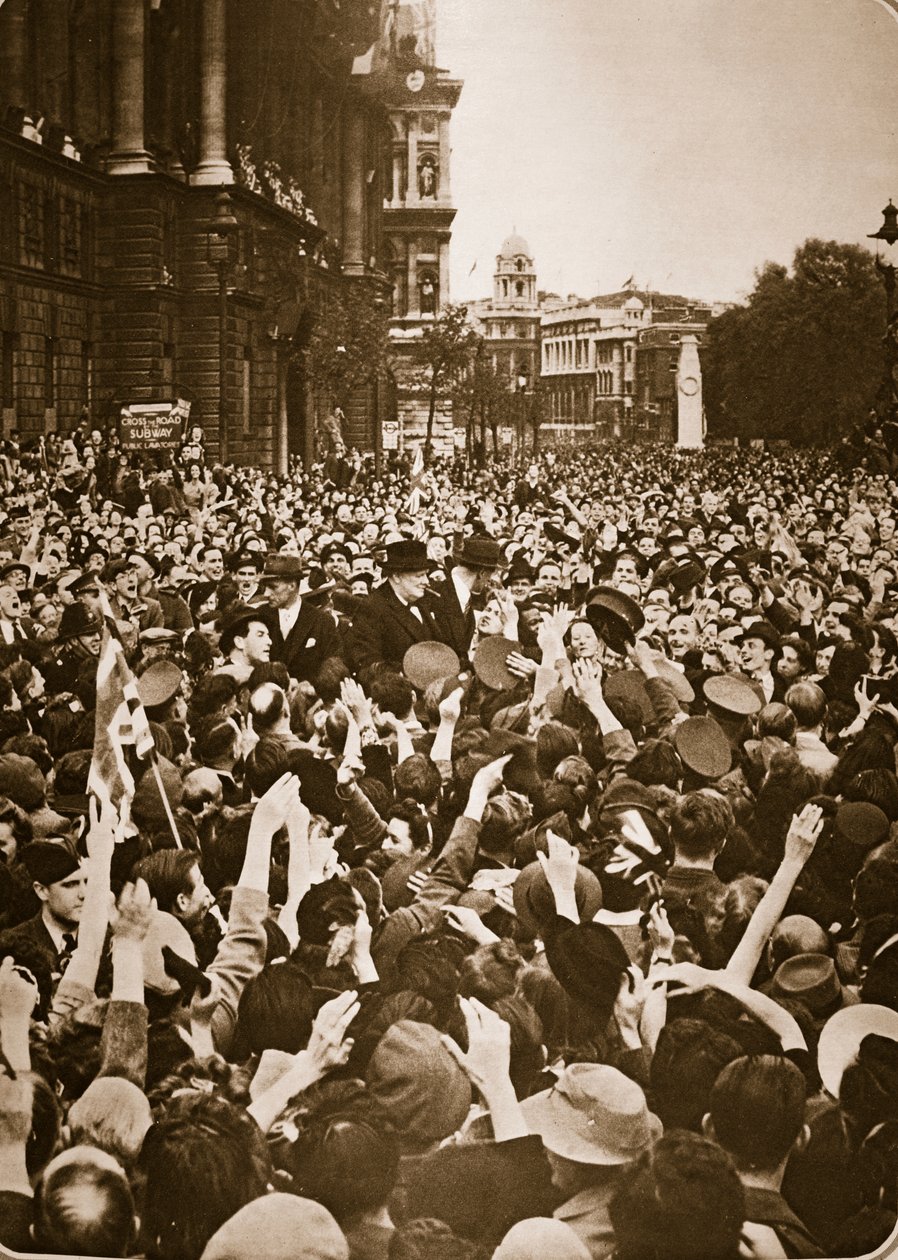 8 मई, 1945 को वीई दिवस पर व्हाइटहॉल में चर्चिल की भीड़ (फोटोग्राव्रे) द्वारा अंग्रेजी फोटोग्राफर
