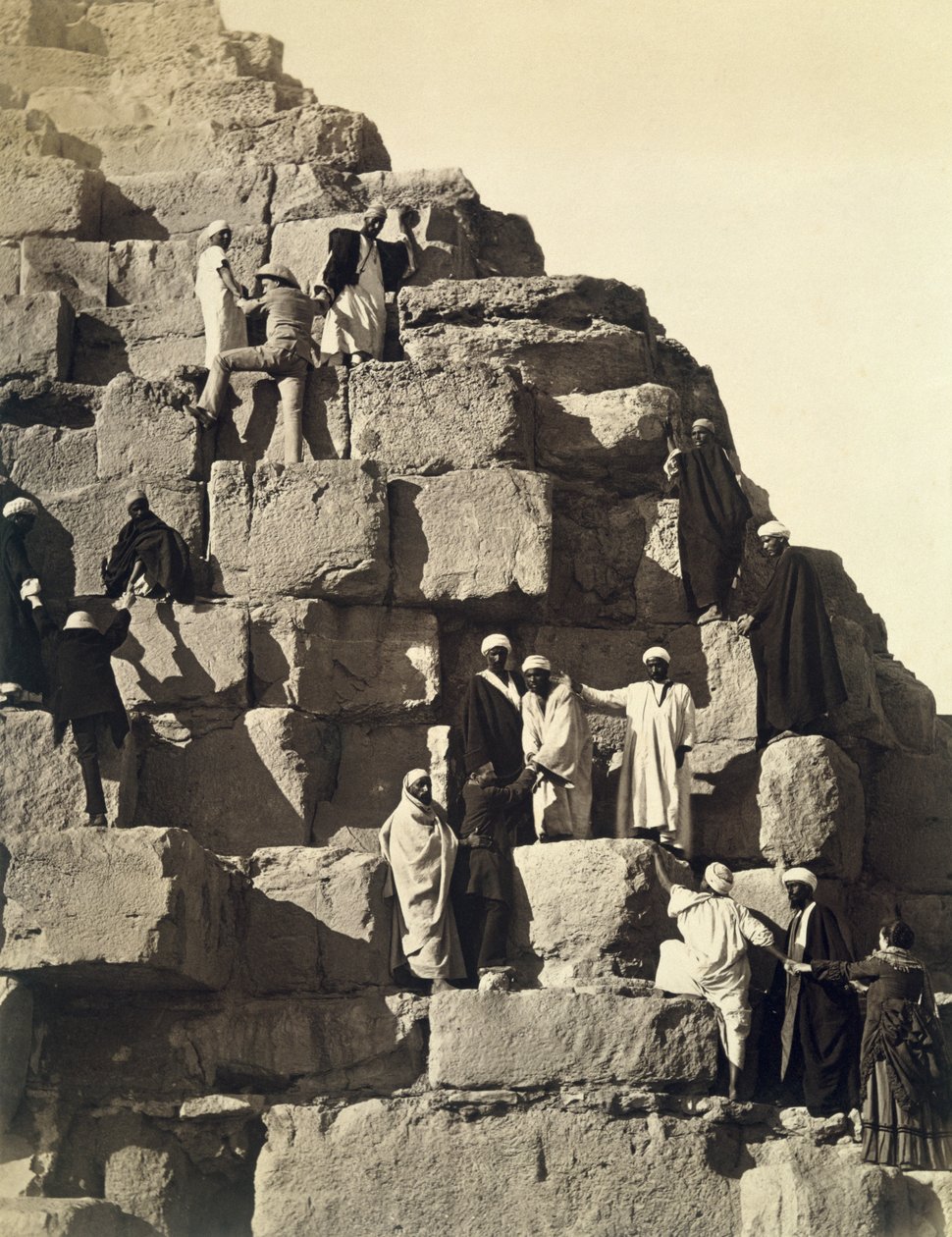 पिरामिड पर चढ़ना, 1878 द्वारा अंग्रेजी फोटोग्राफर