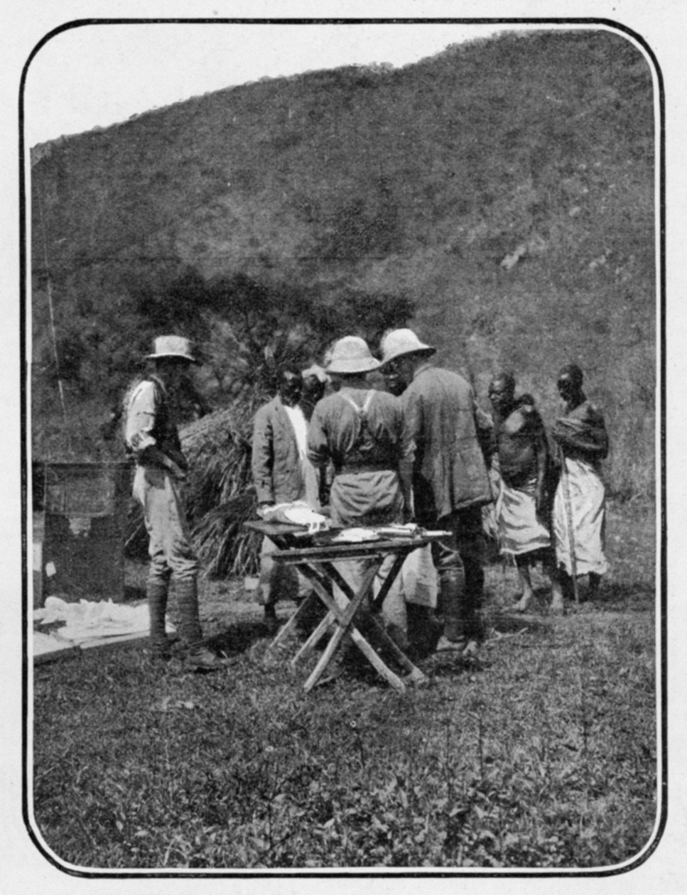 सिचुएशन पर चर्चा करना: ग्राफिक अक्टूबर 27 वीं 1906 में प्रकाशित होने वाले चंद्रमा के पहाड़ों के हकदार एक लेख से शिविर में एक सम्मेलन द्वारा अंग्रेजी फोटोग्राफर
