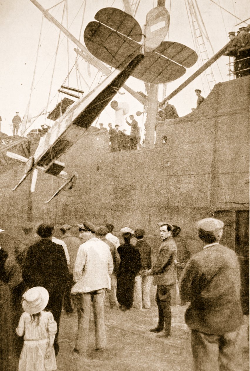 फ्रांस में 1914-19 में अपने आगमन पर एक ब्रिटिश हवाई जहाज से उतरना द्वारा अंग्रेजी फोटोग्राफर