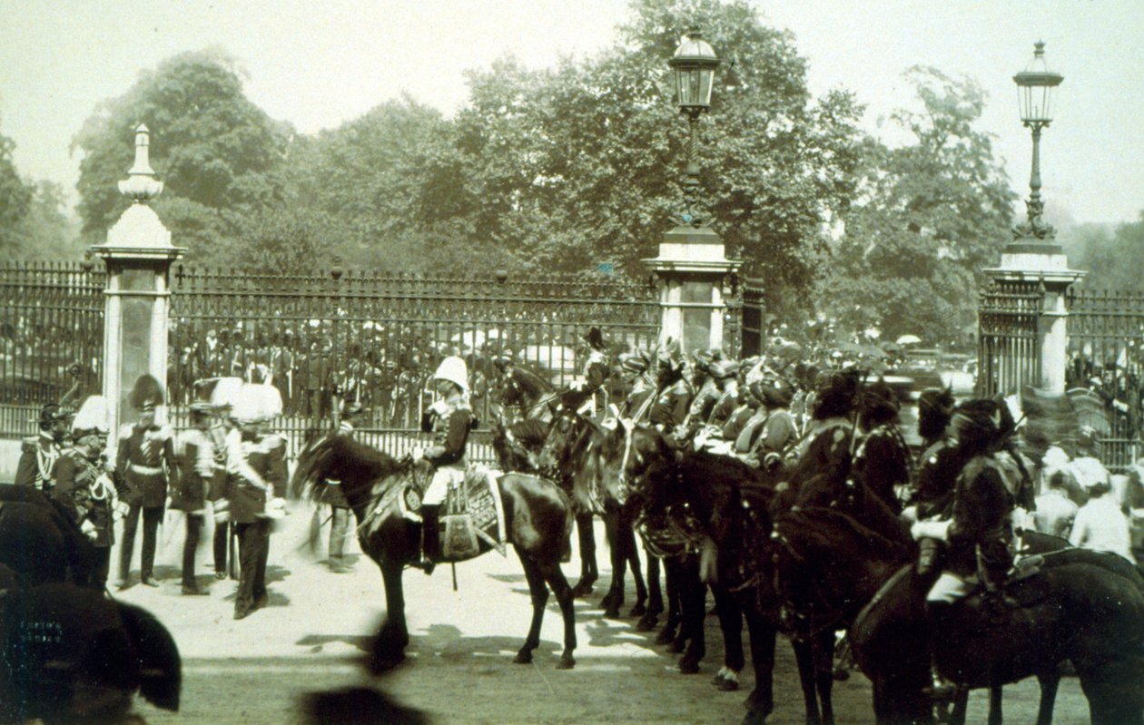 1887 में महारानी विक्टोरिया गोल्डन जुबली में ईस्ट इंडिया कंपनी के घुड़सवार द्वारा अंग्रेजी फोटोग्राफर