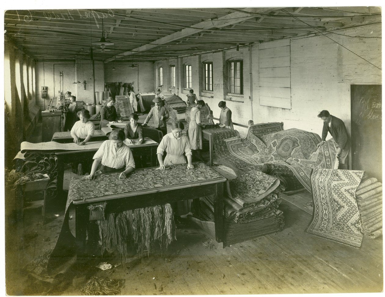 फिनिशिंग रूम, कालीन कक्ष, 1923 द्वारा अंग्रेजी फोटोग्राफर