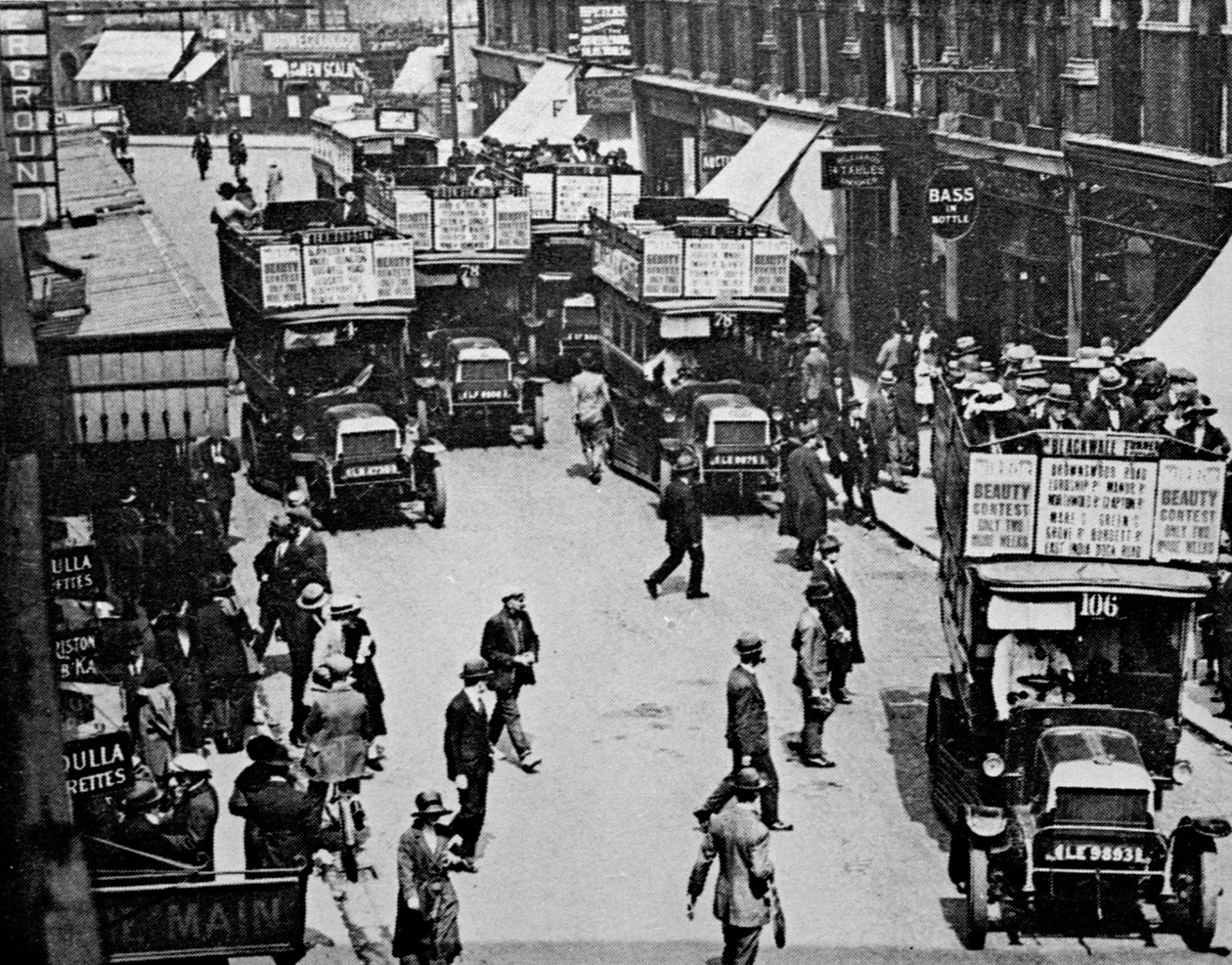 फिन्सबरी पार्क स्टेशन, c.1923 द्वारा अंग्रेजी फोटोग्राफर