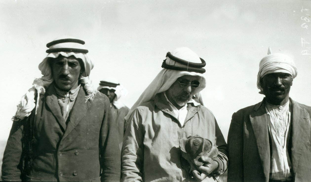 गैर्स्टैंग (चेसिस पकड़े हुए) और उत्खनन टीम के दो सदस्य, 1930 द्वारा अंग्रेजी फोटोग्राफर