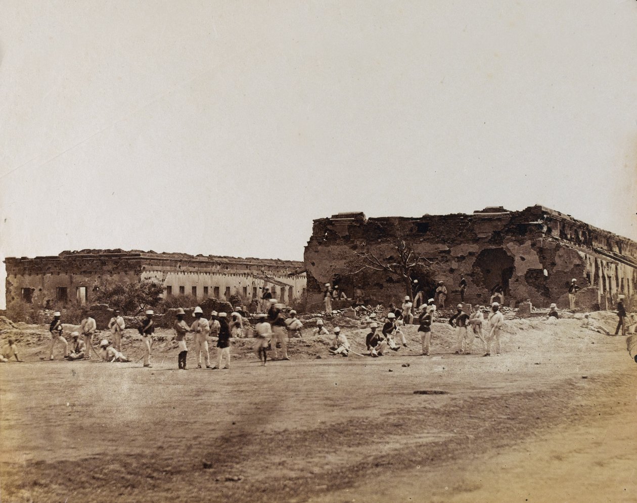 खंडहर इमारतों द्वारा भारतीय सैनिक, c.1858 (सीपिया फोटो) द्वारा अंग्रेजी फोटोग्राफर