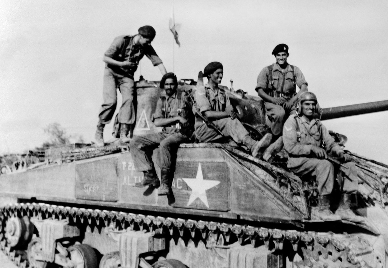 भारतीय टैंक चालक दल अपने शेरमैन का रास्ता तय करते हैं द्वारा अंग्रेजी फोटोग्राफर