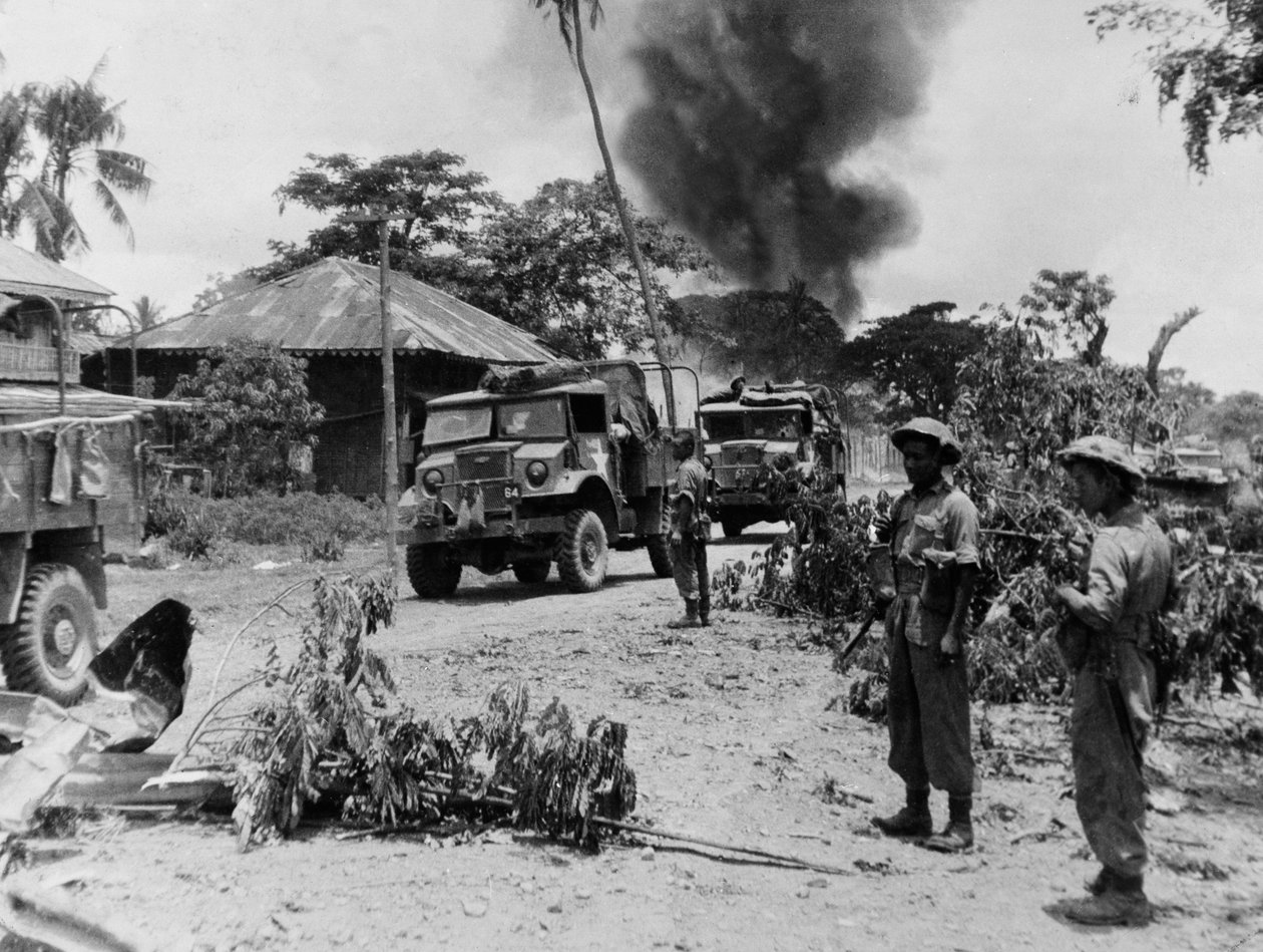अप्रैल 1945 में रंगून पर अग्रिम के कुछ मील की दूरी के दौरान पयागि में 17 वीं डिवीजन की भारतीय सेना द्वारा अंग्रेजी फोटोग्राफर