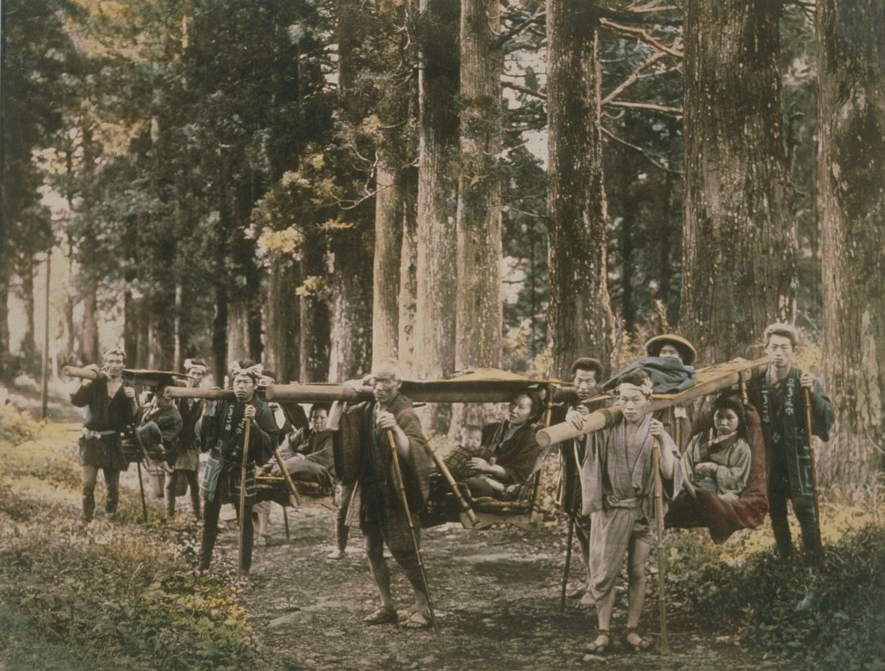 जापानी परिवार को पुस्तकालयों में ले जाया जा रहा है, c.1880s (हाथ से रंगीन एल्बम प्रिंट) द्वारा अंग्रेजी फोटोग्राफर
