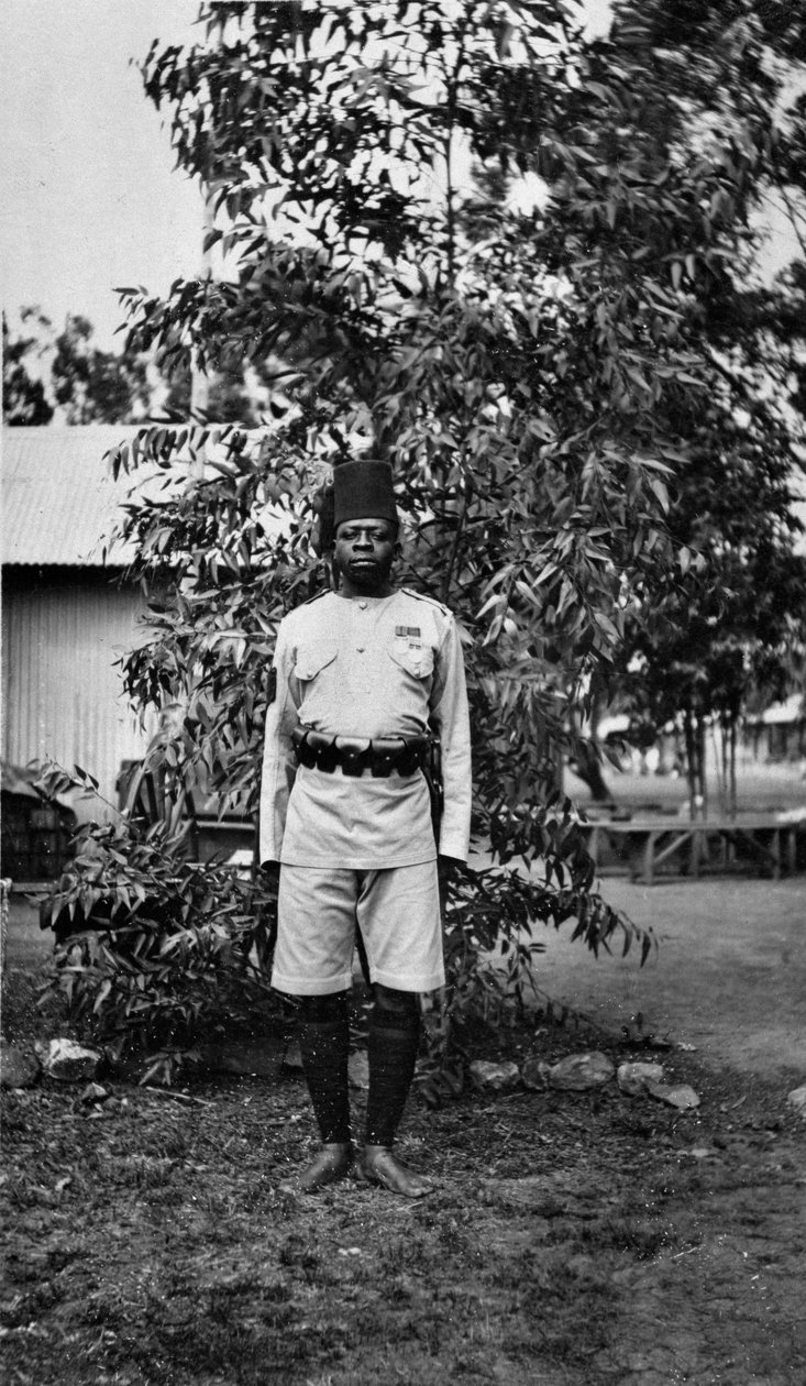 केनियन सोल्जर, c.1914 द्वारा अंग्रेजी फोटोग्राफर