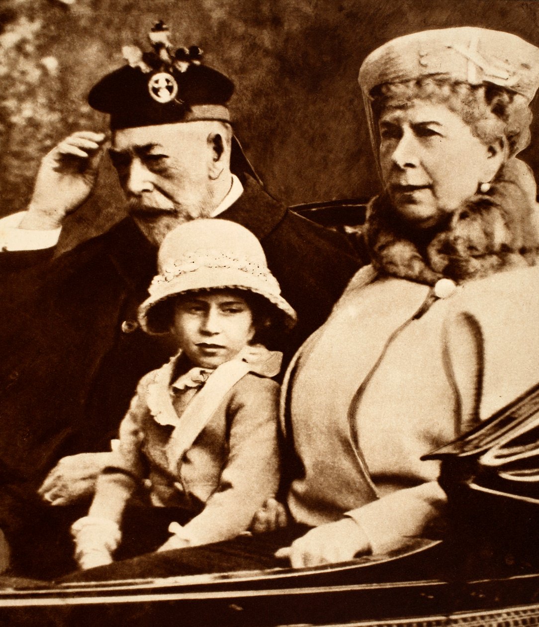 किंग जॉर्ज और क्वीन मैरी अपनी पोती, राजकुमारी मार्गरेट, 1930 के दशक में चर्च के लिए ड्राइविंग द्वारा अंग्रेजी फोटोग्राफर