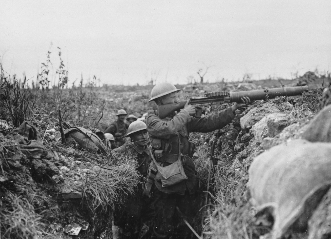 ट्रेंच के फायरिंग कदम पर लुईस गनर, 1916-18 द्वारा अंग्रेजी फोटोग्राफर