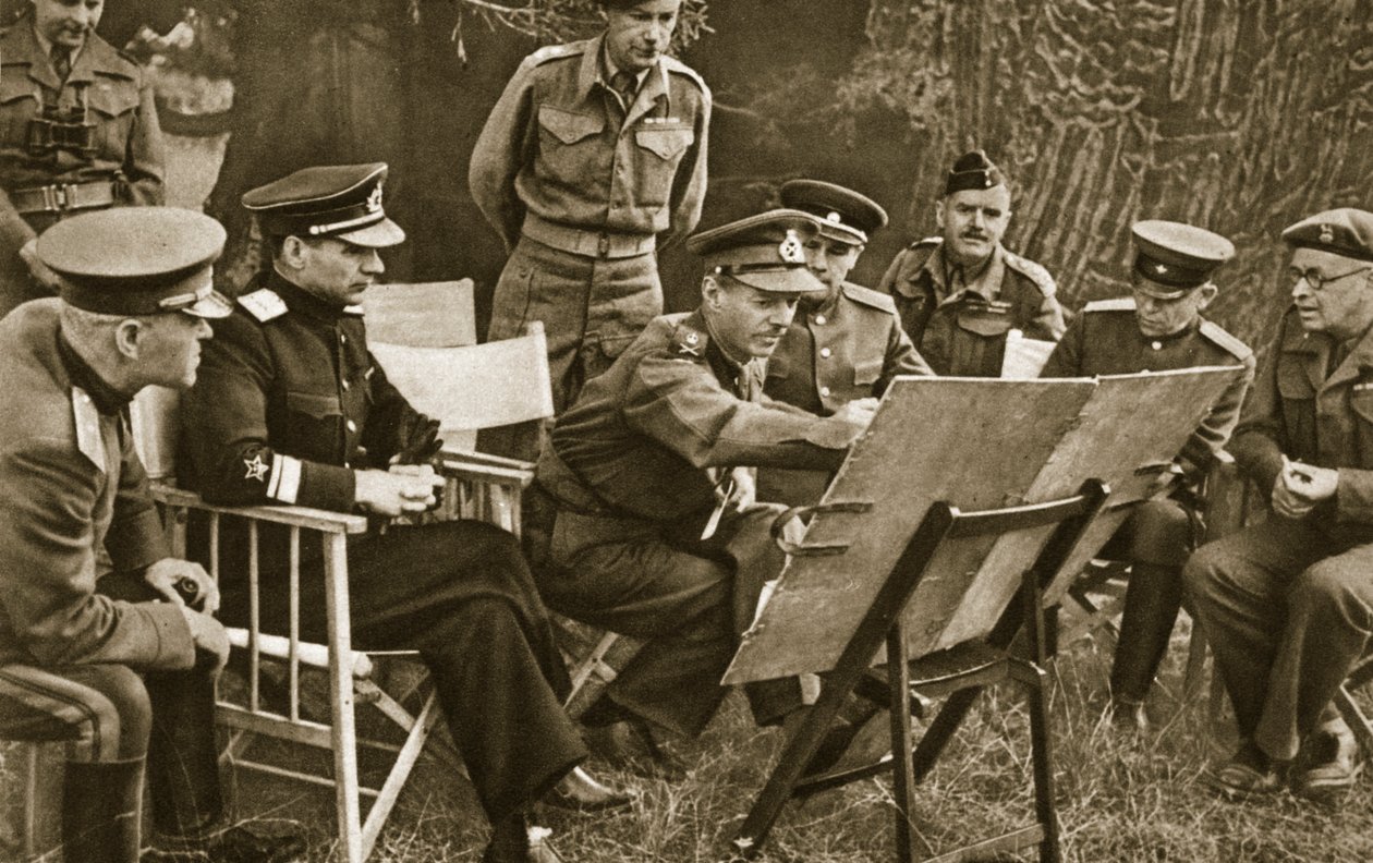 ब्रिटिश द्वितीय सेना के कमांडर लेफ्टिनेंट जनरल डेम्पसी ने सोवियत अधिकारियों को पश्चिमी मोर्चे पर मामलों की स्थिति, 1944 को समझाया द्वारा अंग्रेजी फोटोग्राफर