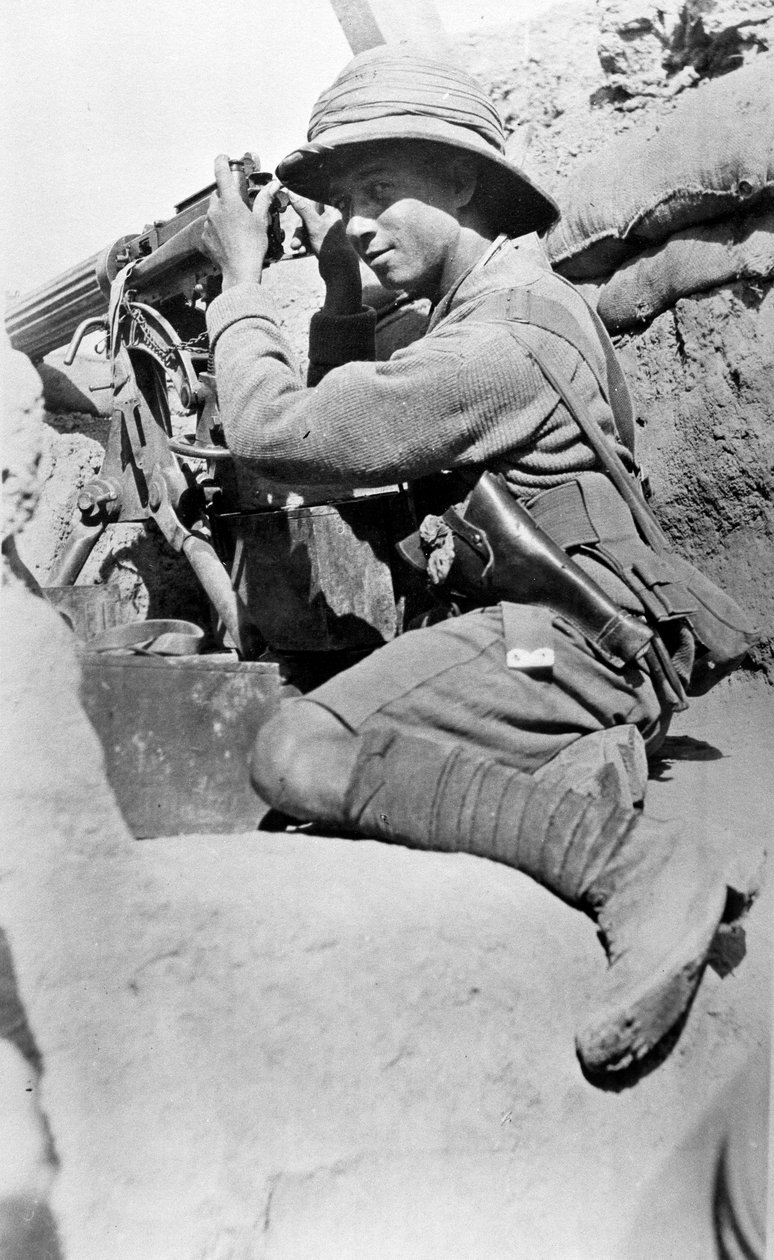 मशीन गनर एक खाई में, सन्नियत, 1916 द्वारा अंग्रेजी फोटोग्राफर