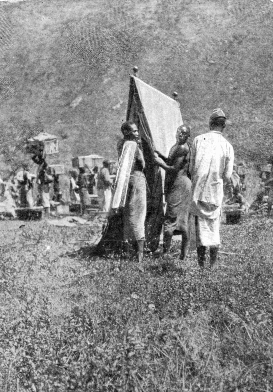 27 अक्टूबर 1906 के ग्राफिक में प्रकाशित होने वाले चंद्रमा के पर्वतों के हकदार एक लेख से, मार्च के अंत में शिविर बनाना द्वारा अंग्रेजी फोटोग्राफर
