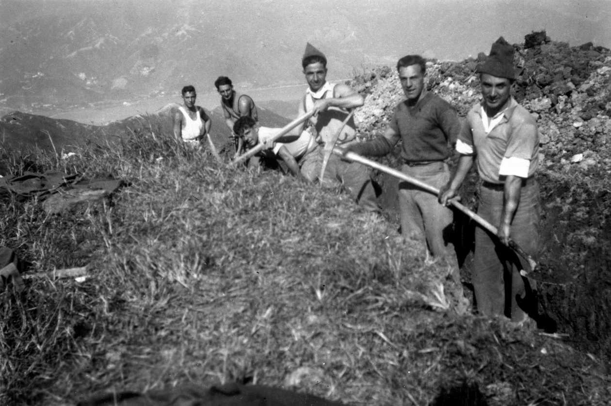 खाई खोदते पुरुष द्वारा अंग्रेजी फोटोग्राफर