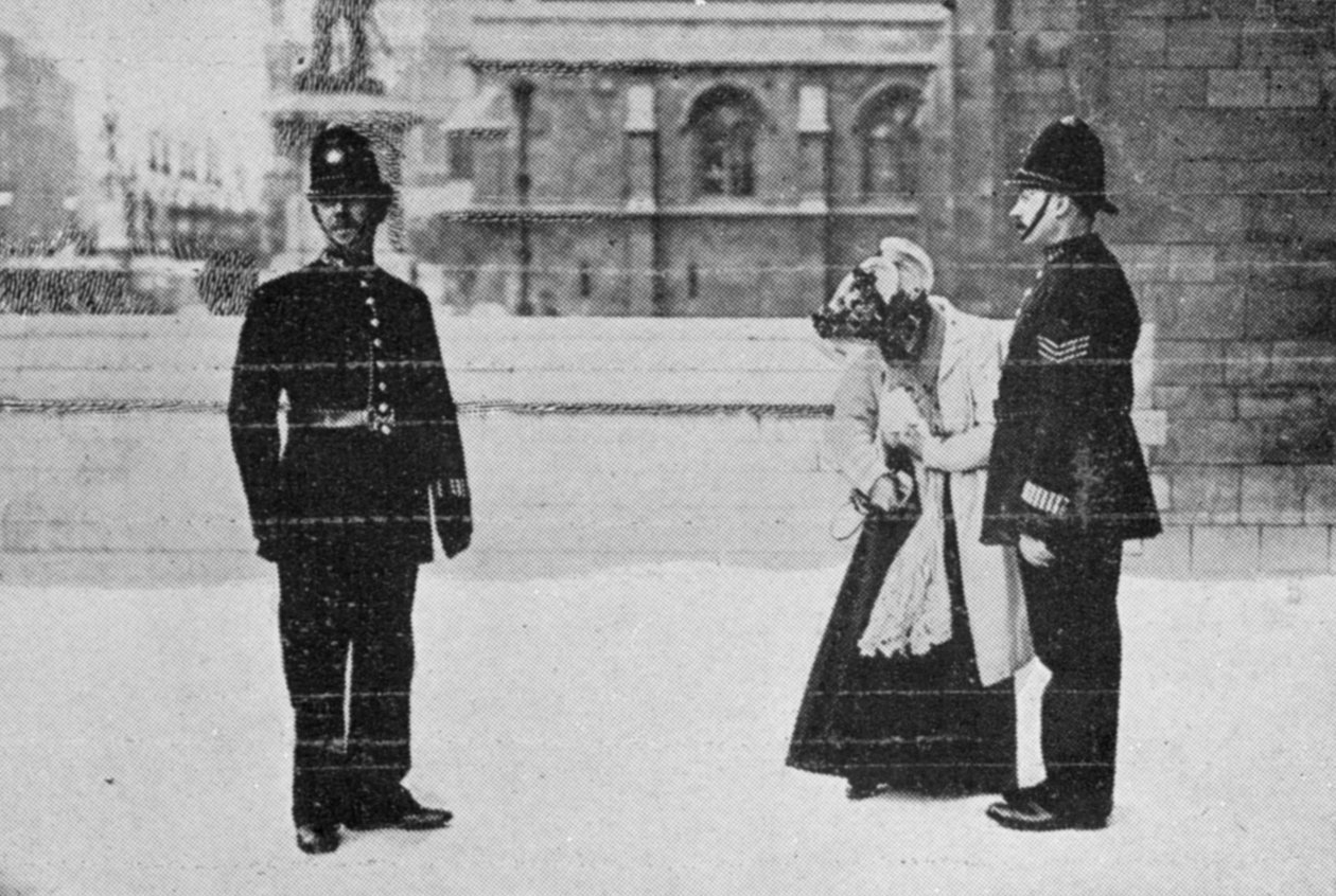 मिस, बिलिंगटन ने ग्राफिक, अक्टूबर 27, 1906 में प्रकाशित संसद के पुनर्लेखन के हकदार एक लेख से अपना कार्ड ढूंढ लिया। द्वारा अंग्रेजी फोटोग्राफर