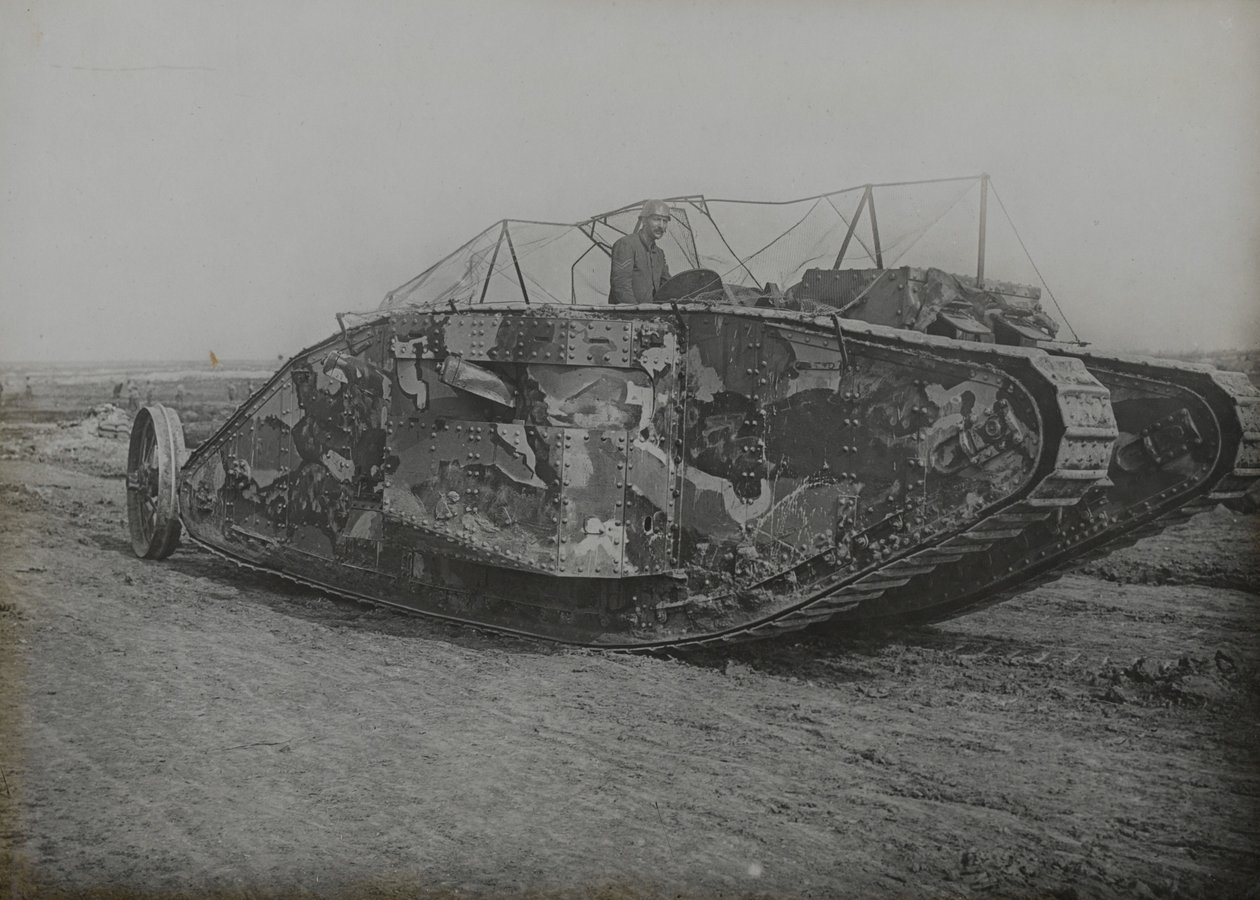 एल्केडेन, सफोल्क, 1916 में प्रशिक्षण के दौरान एमके 1 टैंक द्वारा अंग्रेजी फोटोग्राफर