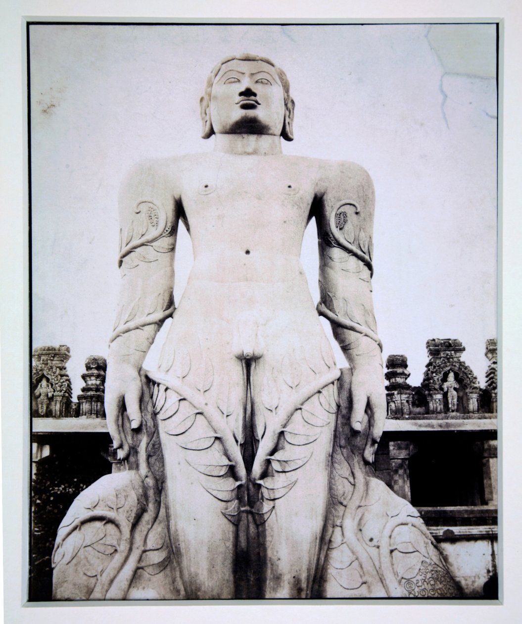 गोमतेश्वरा, स्ट्रावना बेलगोला की अखंड मूर्ति, c.1855 द्वारा अंग्रेजी फोटोग्राफर