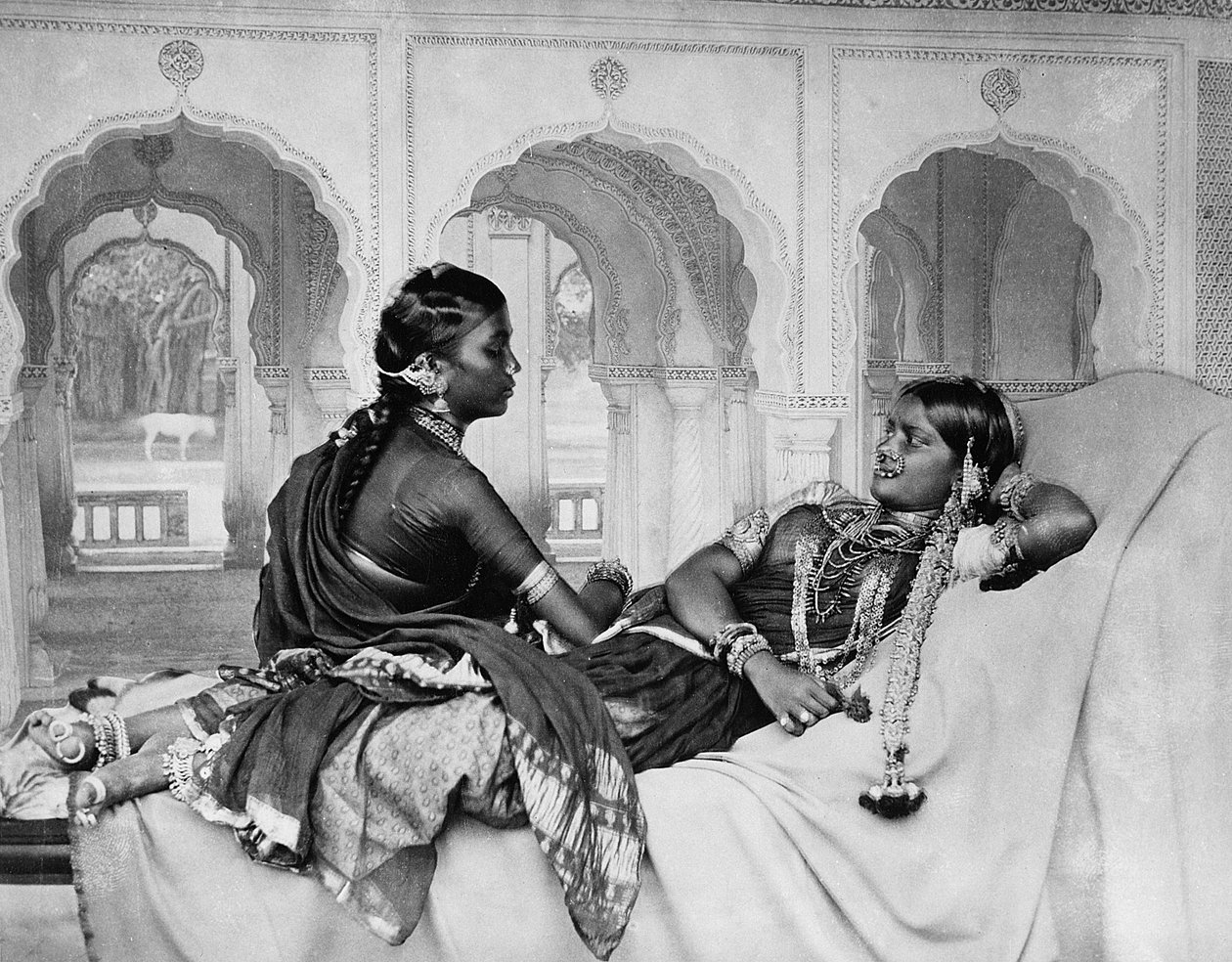 Nautch गर्ल्स (डांसिंग गर्ल्स), 1890s द्वारा अंग्रेजी फोटोग्राफर