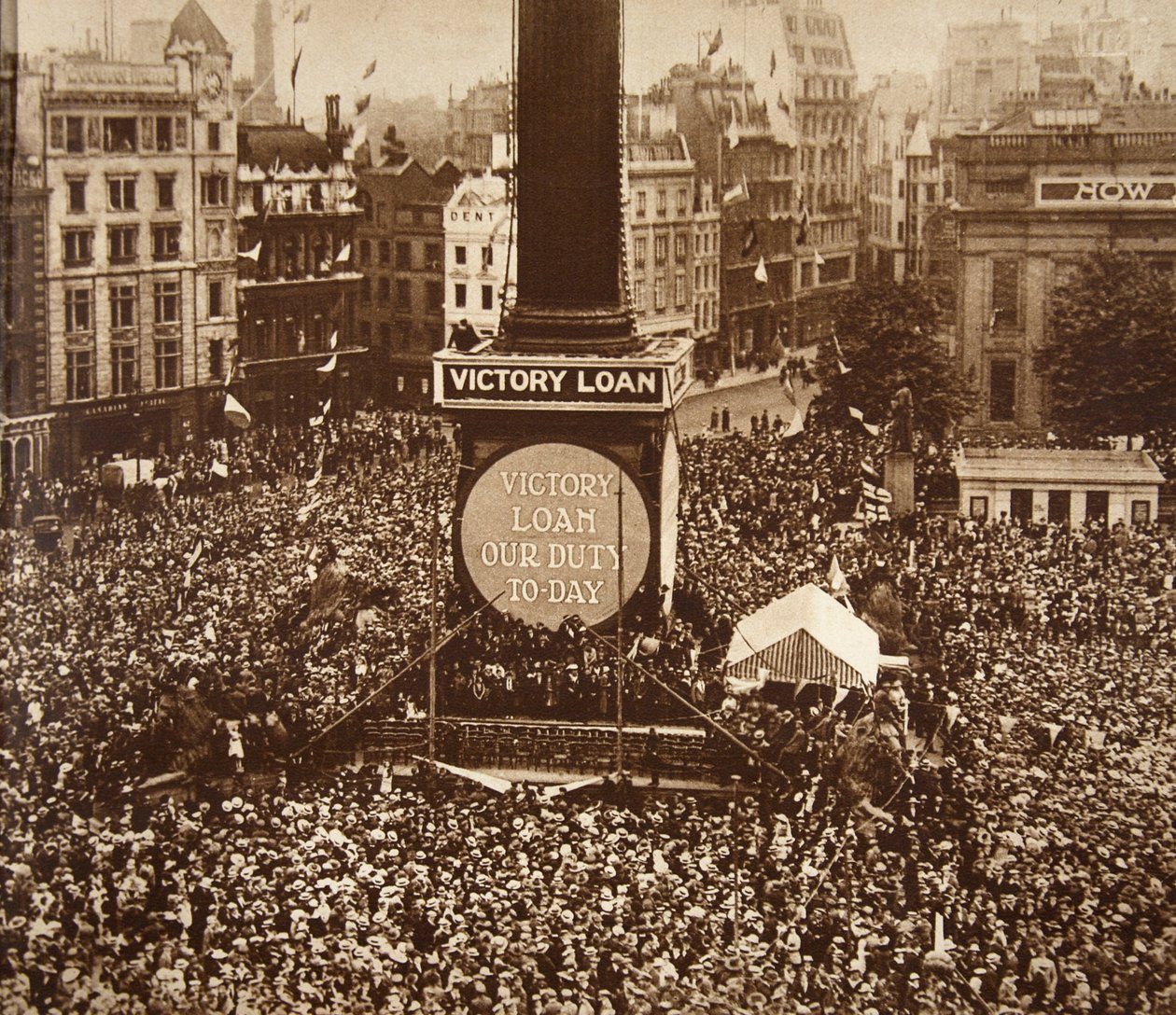 नए साल की पूर्व संध्या, ट्राफलगर स्क्वायर, 1919 विश्व युद्ध एक की लागत के लिए भुगतान करने के लिए विजय ऋण एक बांड मुद्दा था; इसने तीन दिनों में मिलियन बढ़ा दिए; कुल उठाया मिलियन था; 700 द्वारा अंग्रेजी फोटोग्राफर