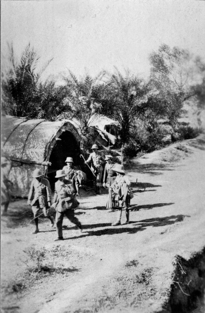 1917 की ईख की झोपड़ी से गुजरे अधिकारी द्वारा अंग्रेजी फोटोग्राफर