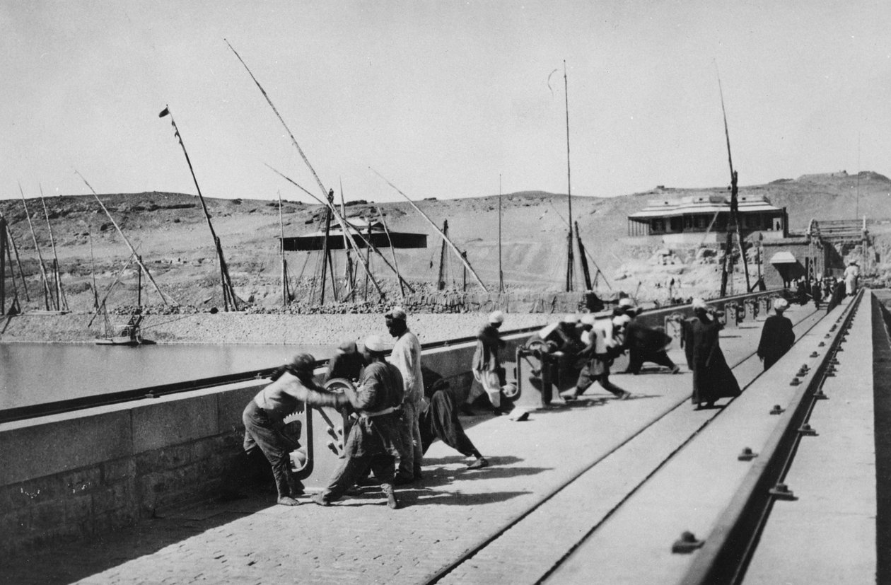 नील बांध पर स्लूइस खोलना, 1906 द्वारा अंग्रेजी फोटोग्राफर