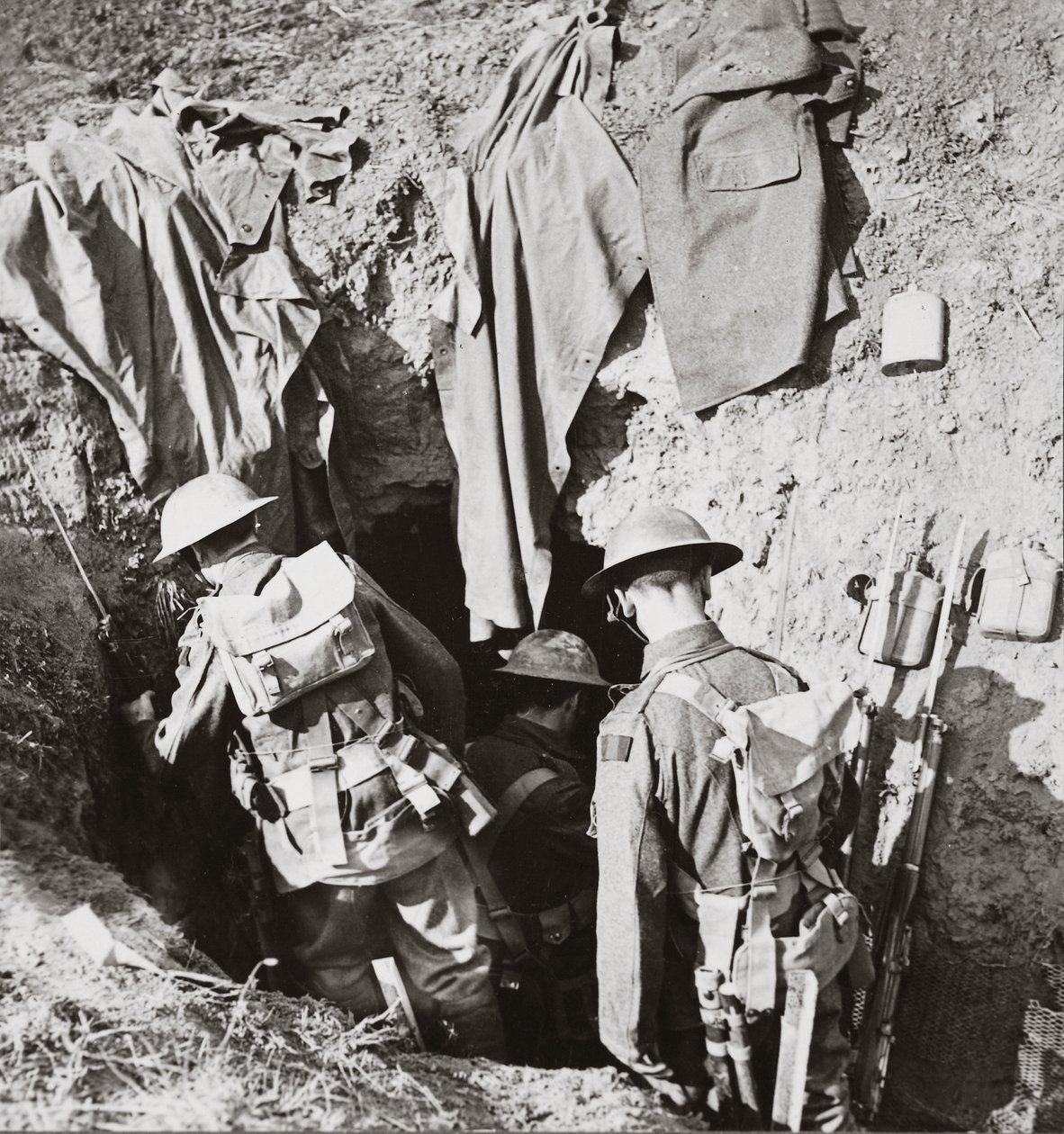 हमारी सेना अगस्त 1918 में बयाउम में ग्रेट अलाइड एडवांस में कैद जेरी डगआउट का इस्तेमाल करती है द्वारा अंग्रेजी फोटोग्राफर