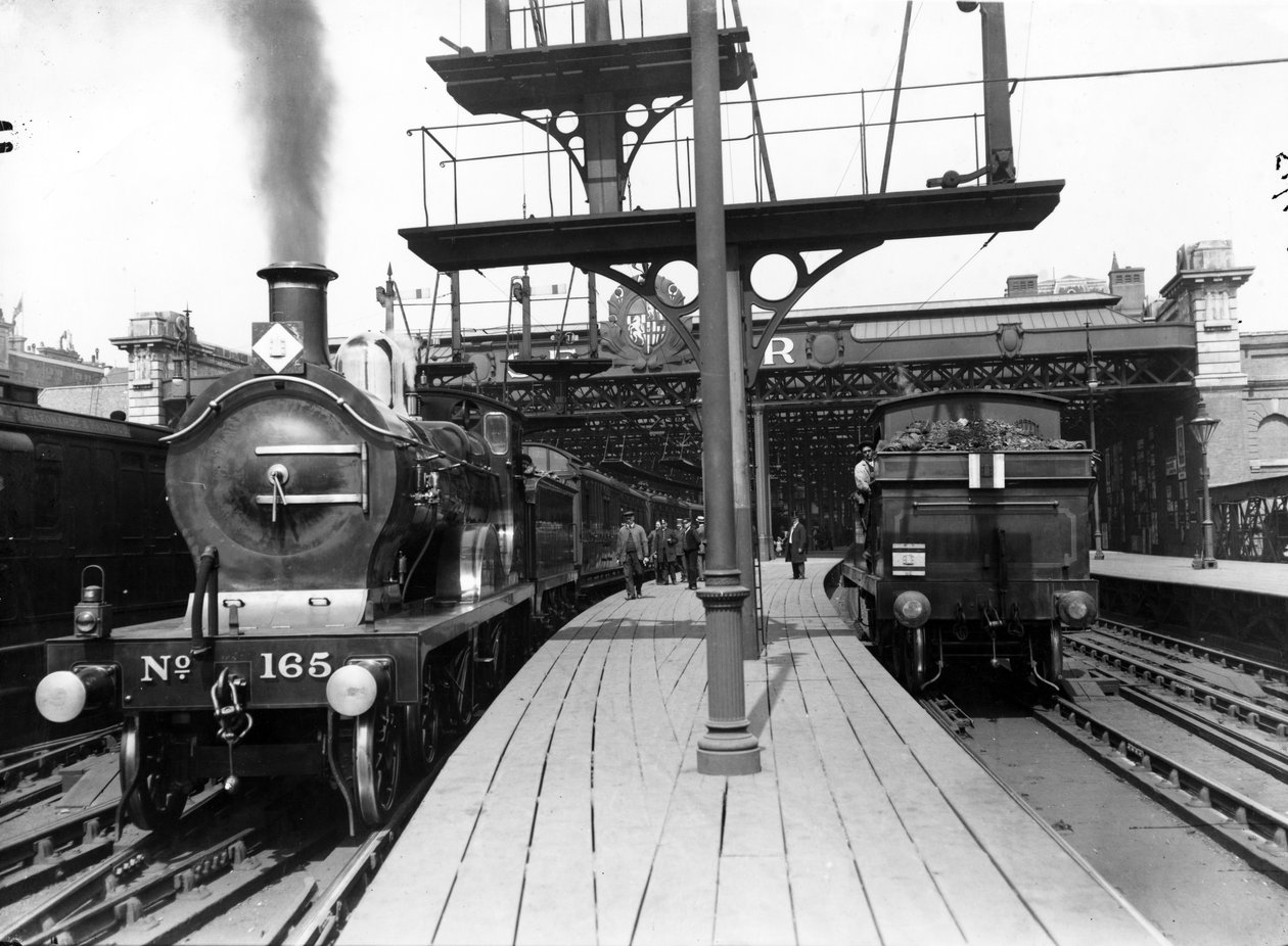 1913 में चेरिंग क्रॉस स्टेशन पर प्लेटफार्म द्वारा अंग्रेजी फोटोग्राफर