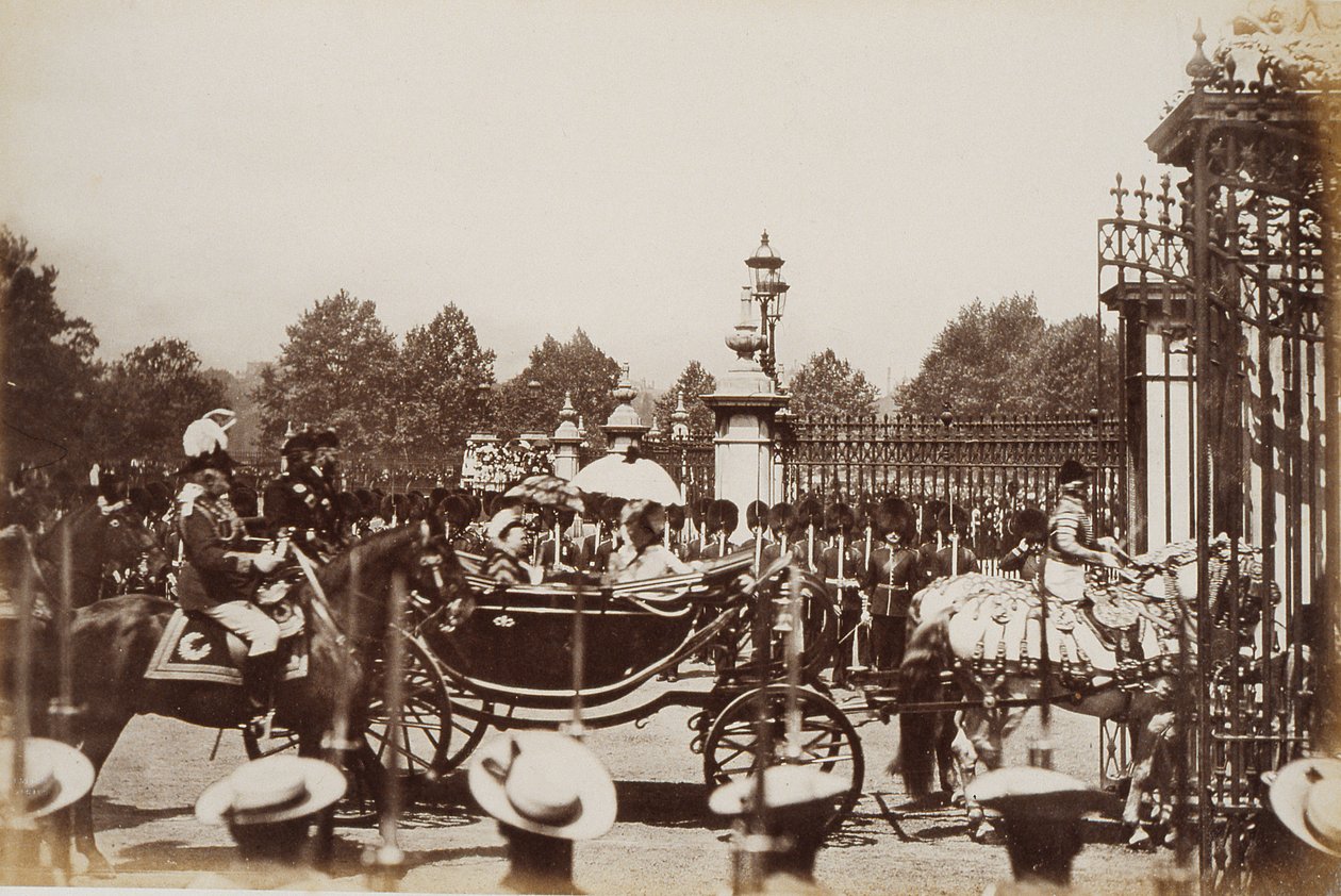 महारानी विक्टोरिया (1819-1901) को उनके स्वर्ण जयंती समारोह, 1887 के दौरान मध्य लंदन से होकर निकाला गया द्वारा अंग्रेजी फोटोग्राफर