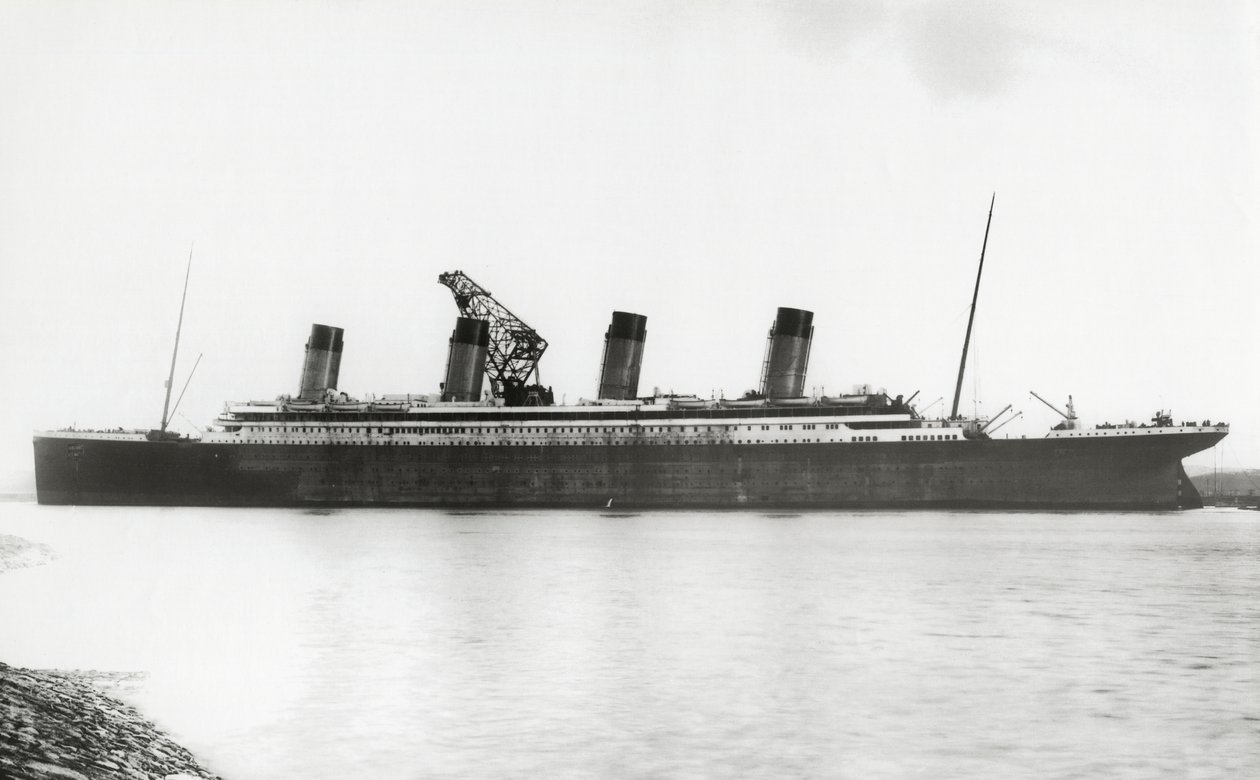 RMS टाइटेनिक पूरा होने के करीब, 08 जनवरी 1912 द्वारा अंग्रेजी फोटोग्राफर
