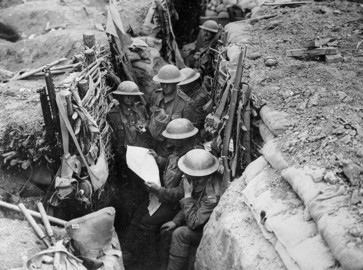 खाइयों में एक अखबार पढ़ना, 1916-17 द्वारा अंग्रेजी फोटोग्राफर