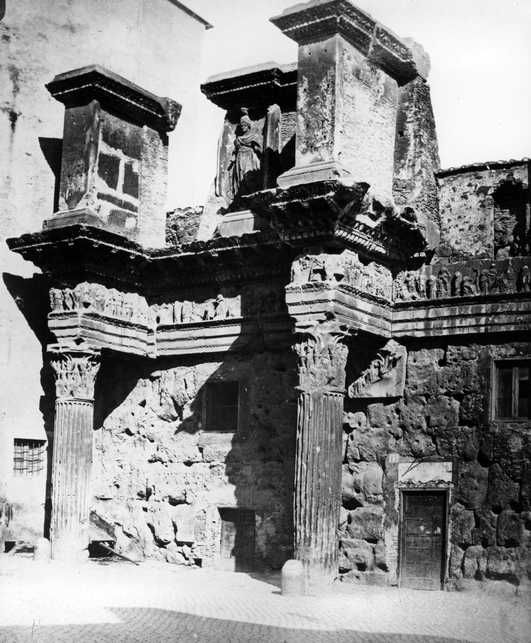 नेरवा के मंच पर मिनर्वा के मंदिर की परिधि के अवशेष, रोम c.1890 द्वारा अंग्रेजी फोटोग्राफर