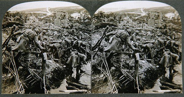 खंडहर की खोज, फ्रांस में Somehwere, c.1914-18 (जिलेटिन सिल्वर प्रिंट) द्वारा अंग्रेजी फोटोग्राफर