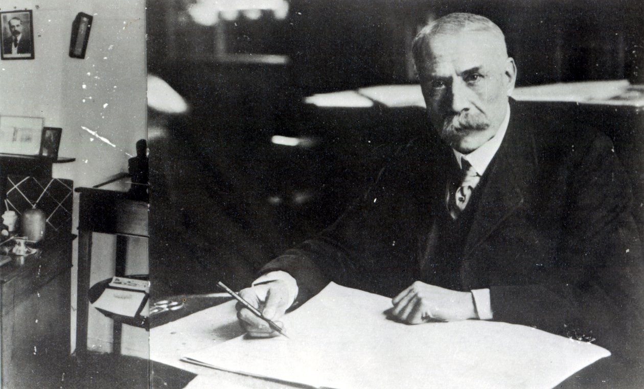 सर एडवर्ड एल्गर (1857-1934) ने अपने एक आर्केस्ट्रा स्कोर पर काम किया द्वारा अंग्रेजी फोटोग्राफर