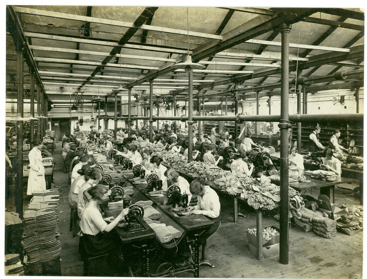 स्लिपर निर्माण, लांग मेडो, 1923 द्वारा अंग्रेजी फोटोग्राफर