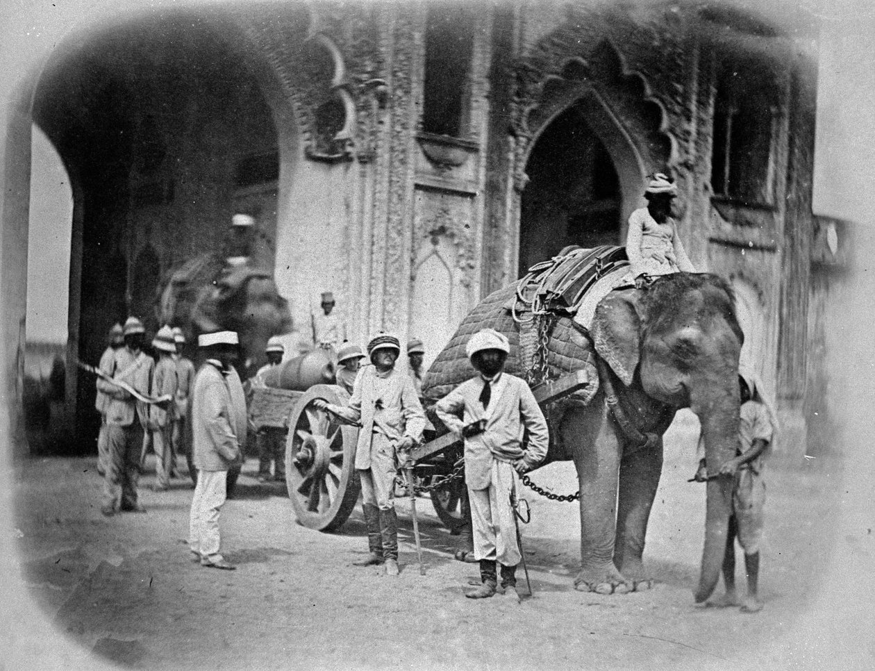 एक हाथी के साथ सैनिक बंदूक, 1858 द्वारा अंग्रेजी फोटोग्राफर