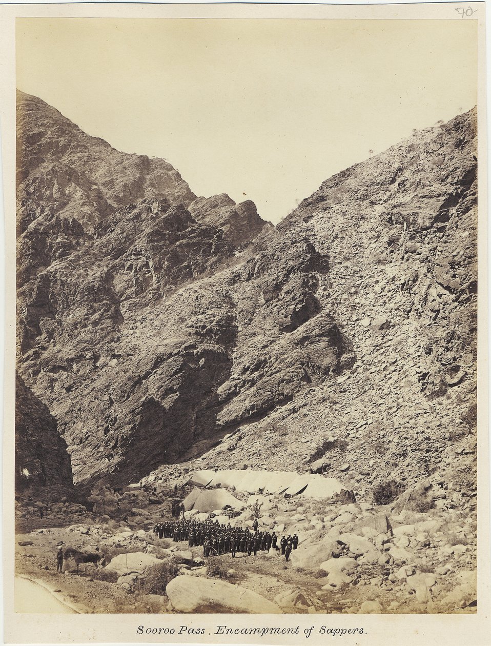 सार्जेंट जॉन हेरोल्ड, 1868 (एल्बम प्रिंट) के तहत रॉयल इंजीनियर्स फ़ोटोग्राफ़िक यूनिट द्वारा सोरू पास, सैम्पर्स का डेरा द्वारा अंग्रेजी फोटोग्राफर