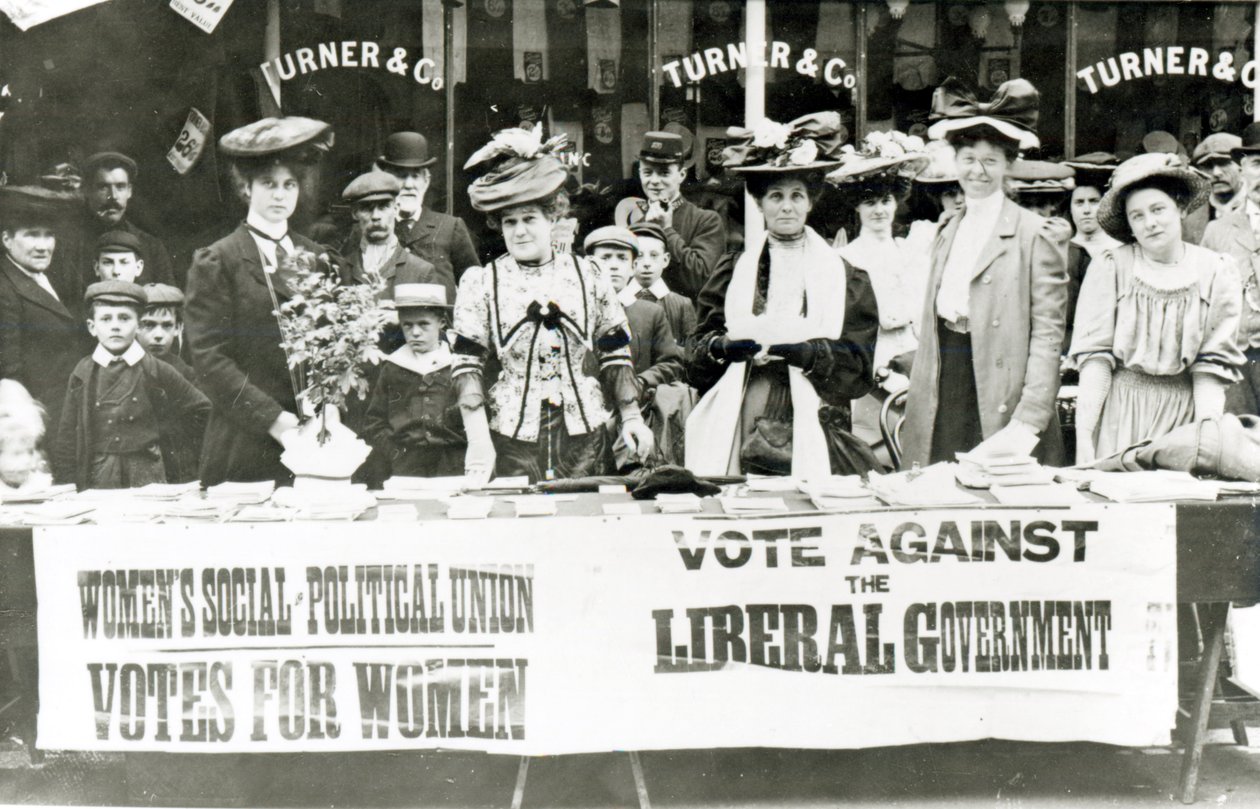 एक अभियान स्टैंड पर Suffragettes, c.1910 द्वारा अंग्रेजी फोटोग्राफर