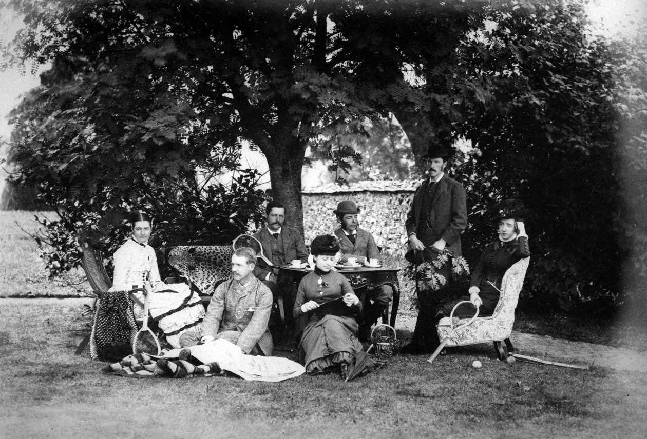 गार्डन में चाय, c.1890 द्वारा अंग्रेजी फोटोग्राफर