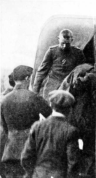 6 दिसंबर, 1917 के हमलावरों में से एक का कब्जा किया हुआ पायलट द्वारा अंग्रेजी फोटोग्राफर