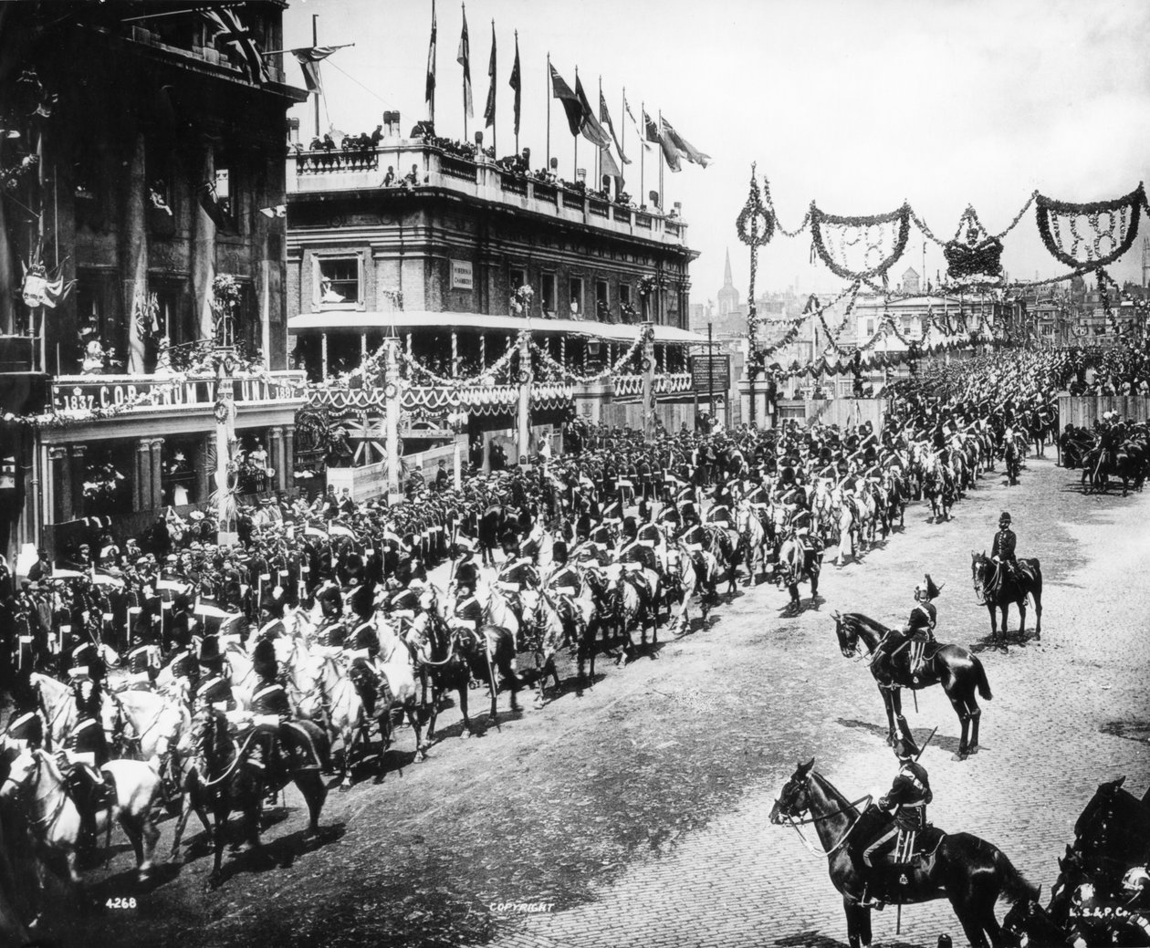 द डायमंड जुबली परेड क्रॉसिंग लंदन ब्रिज, 1897 द्वारा अंग्रेजी फोटोग्राफर