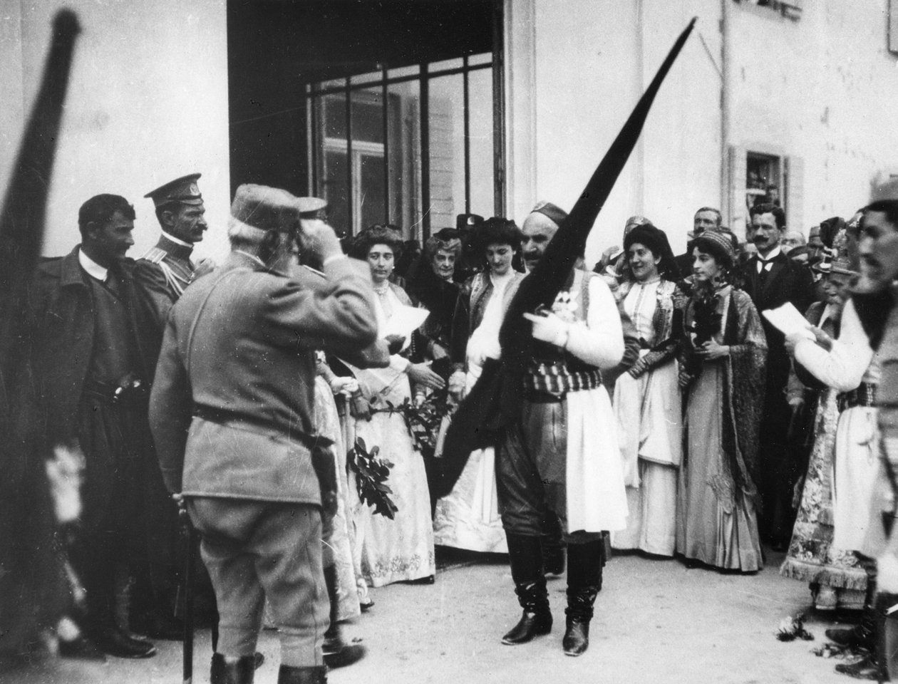 मोंटेनेग्रो के राजा के साथ एक तुर्की झंडा, सेटीटिंग, मोंटेनेग्रो, 1913 द्वारा अंग्रेजी फोटोग्राफर
