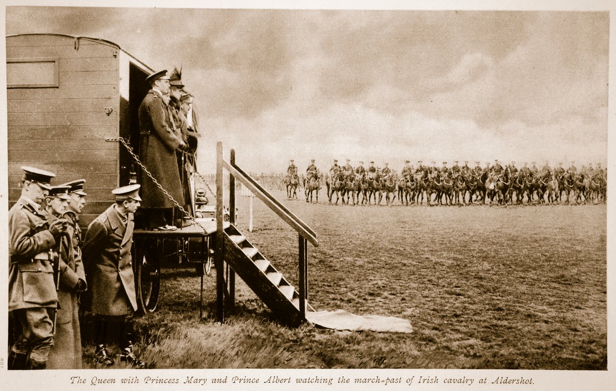 राजकुमारी मैरी और प्रिंस अल्बर्ट के साथ महारानी 1914-19 को एल्डरशॉट में आयरिश घुड़सवार सेना के मार्च-पास्ट को देख रही थीं द्वारा अंग्रेजी फोटोग्राफर
