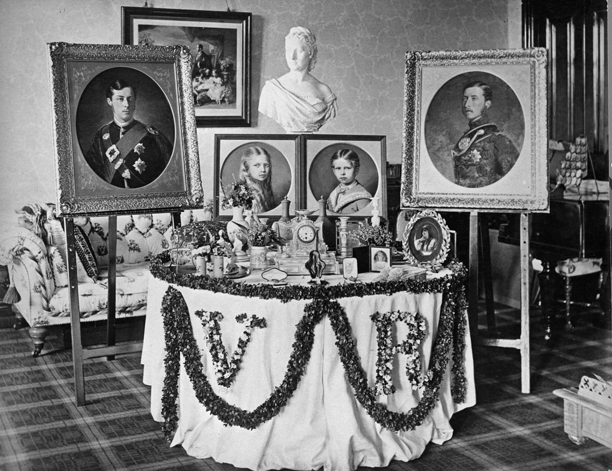 क्वींस जन्मदिन की मेज, बाल्मोरल कैसल, 24 मई 1873 द्वारा अंग्रेजी फोटोग्राफर