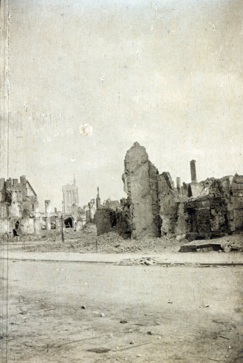 द स्क्वायर, Ypres, जून 1915 द्वारा अंग्रेजी फोटोग्राफर
