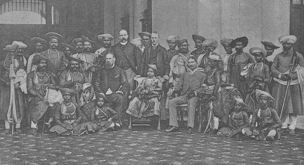 ग्वालियर के युवा महाराजा अपने संरक्षक सर लेपल ग्रिफिन और न्यायालय के साथ, c.1886 द्वारा अंग्रेजी फोटोग्राफर