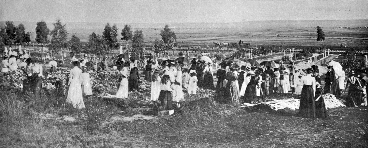 Bloemfontein Loyal Womens Guild के सदस्यों को Bloemfontein कब्रिस्तान में कब्रों की सजावट, राजा का चित्रण, 25 मई 1901 द्वारा अंग्रेजी फोटोग्राफर
