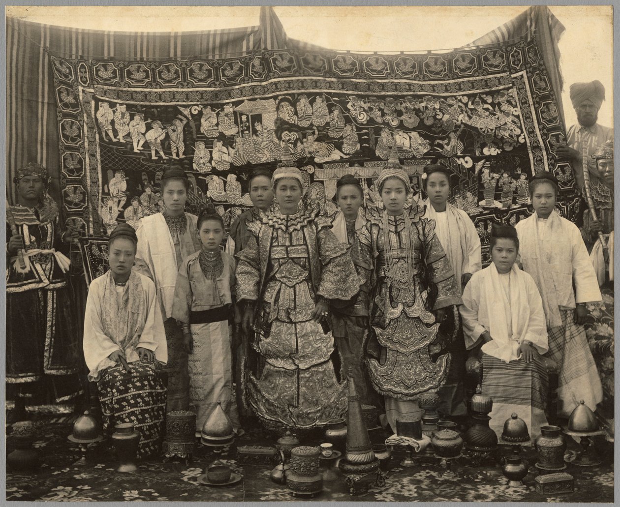 थिएटर कंपनी, बर्मा, c.1910 द्वारा अंग्रेजी फोटोग्राफर