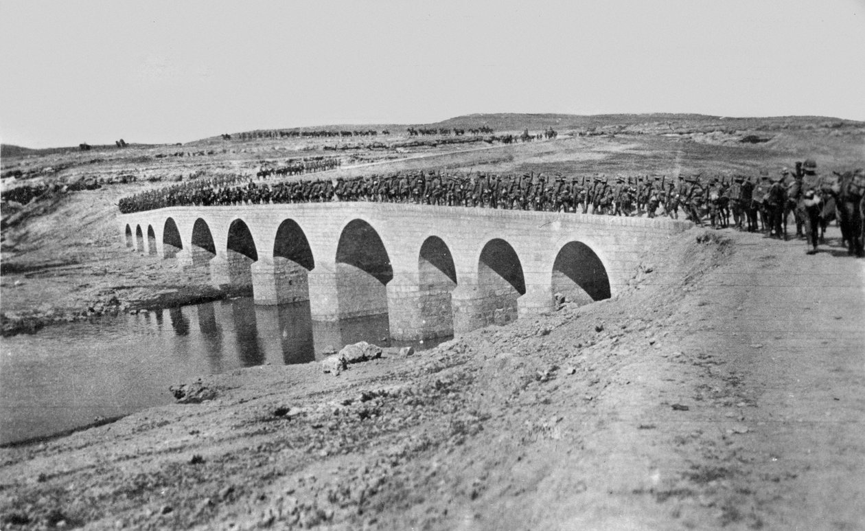 ट्रूप्स क्रॉसिंग ए ब्रिज, 1917 द्वारा अंग्रेजी फोटोग्राफर