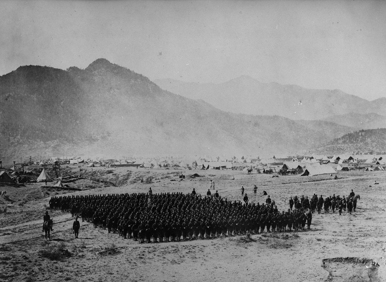 द्वितीय एंग्लो-अफगान युद्ध, 1878-80 के दौरान गठन में सैनिकों द्वारा अंग्रेजी फोटोग्राफर